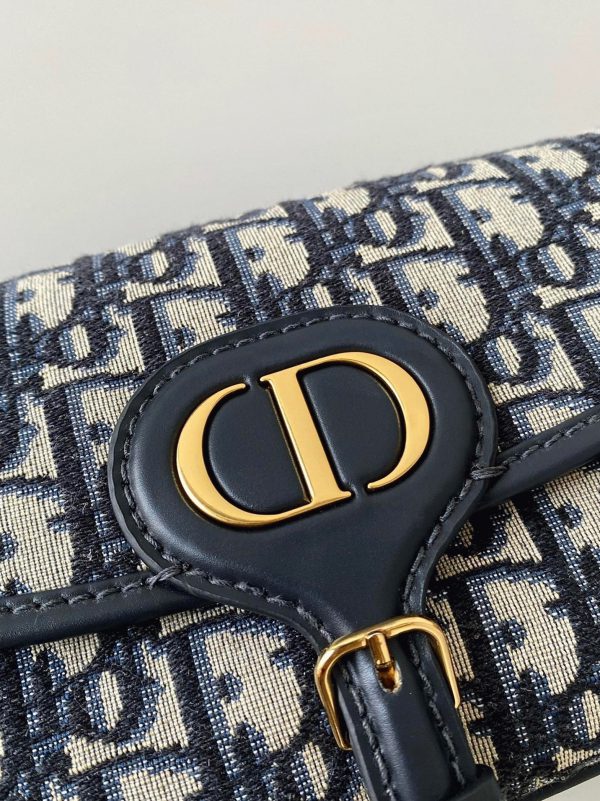 Contrefaçon Sac Dior Bobby East-West en bleu Dior Oblique Jacquard – Image 11