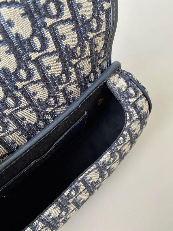Contrefaçon Sac Dior Bobby East-West en bleu Dior Oblique Jacquard – Image 9