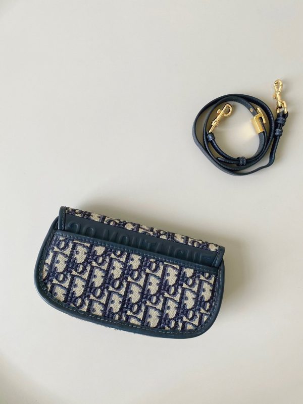 Contrefaçon Sac Dior Bobby East-West en bleu Dior Oblique Jacquard – Image 8