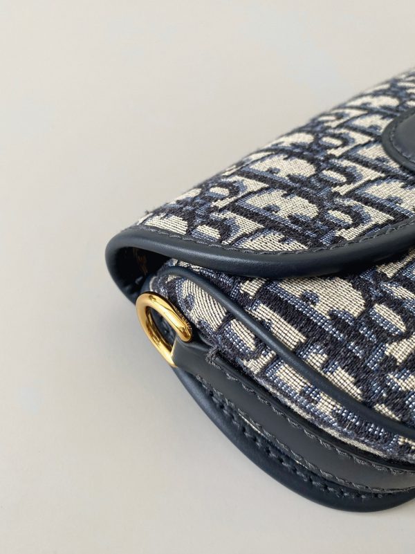 Contrefaçon Sac Dior Bobby East-West en bleu Dior Oblique Jacquard – Image 4