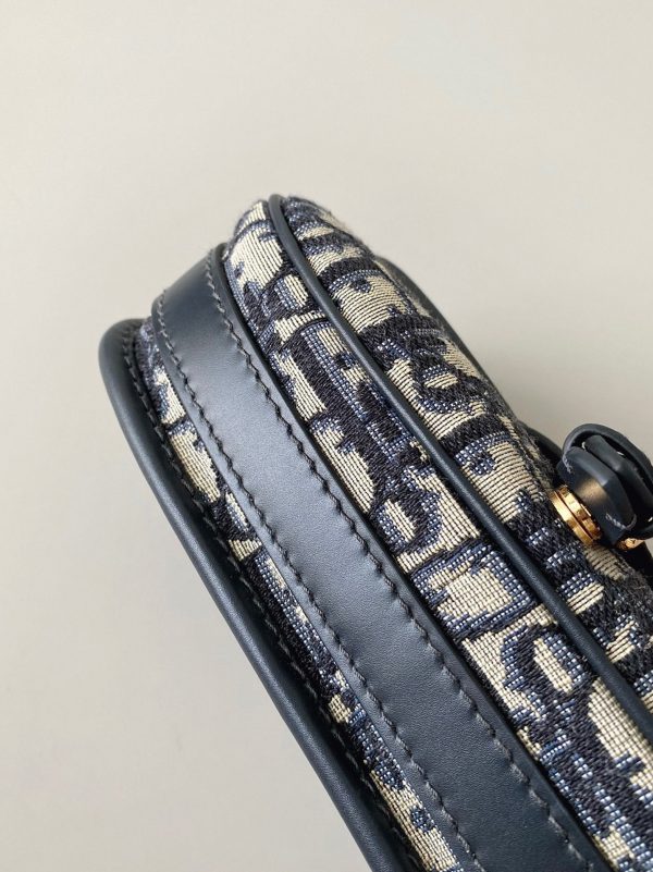 Contrefaçon Sac Dior Bobby East-West en bleu Dior Oblique Jacquard – Image 3