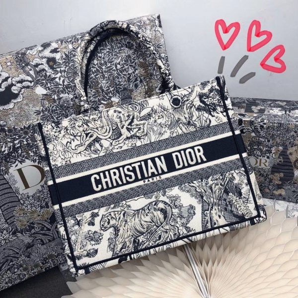 Réplique Sac Dior Book Tote Medium en broderie Toile de Jouy bleue – Image 7