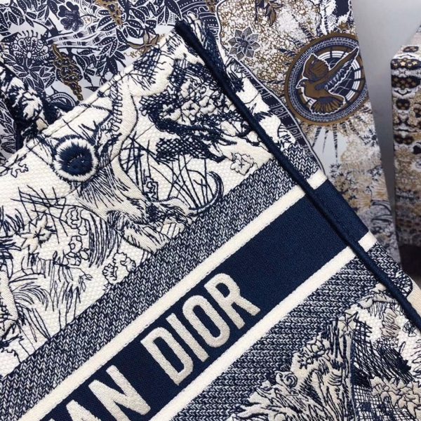 Réplique Sac Dior Book Tote Medium en broderie Toile de Jouy bleue – Image 5