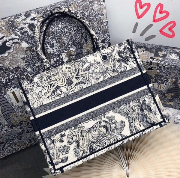 Réplique Sac Dior Book Tote Medium en broderie Toile de Jouy bleue – Image 4