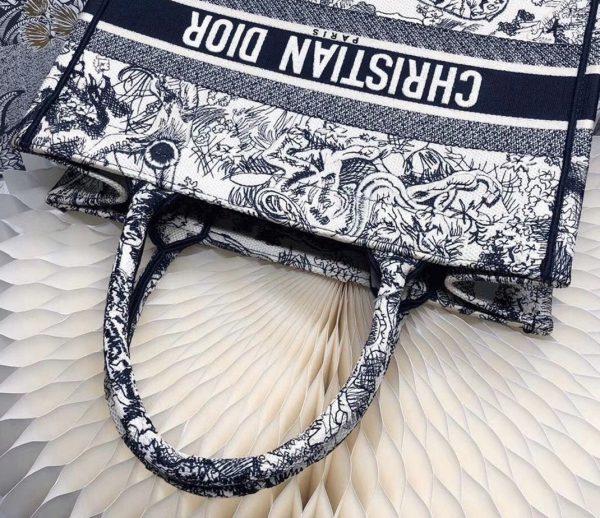 Réplique Sac Dior Book Tote Medium en broderie Toile de Jouy bleue – Image 3