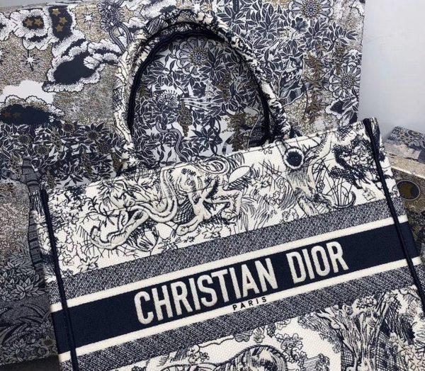 Réplique Sac Dior Book Tote Medium en broderie Toile de Jouy bleue – Image 2
