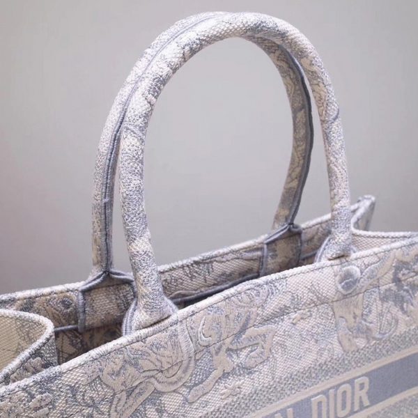 Fausse Sac Dior Book Tote Medium en broderie Toile de Jouy grise – Image 2