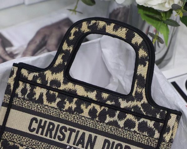 Contrefaçon Mini Sac Dior Book Tote en beige multicolore brodé Mizza – Image 2