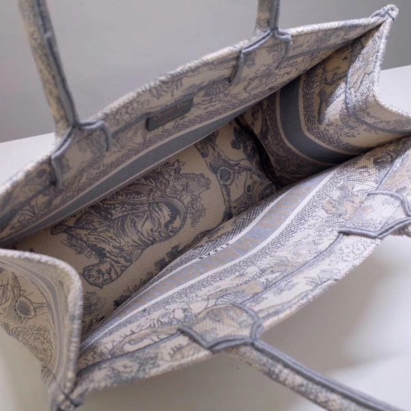 Fausse Sac Dior Book Tote Medium en broderie Toile de Jouy grise – Image 4