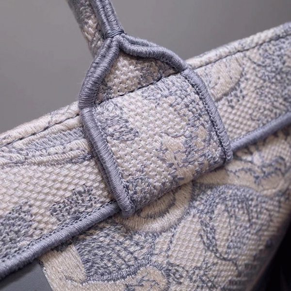 Fausse Sac Dior Book Tote Medium en broderie Toile de Jouy grise – Image 6