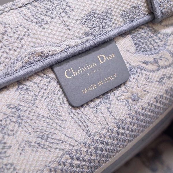 Fausse Sac Dior Book Tote Medium en broderie Toile de Jouy grise – Image 7
