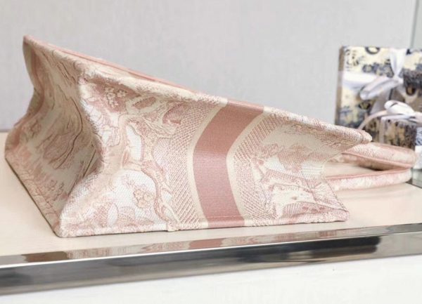 Réplique Sac Dior Book Tote Medium en broderie Toile de Jouy rose – Image 7