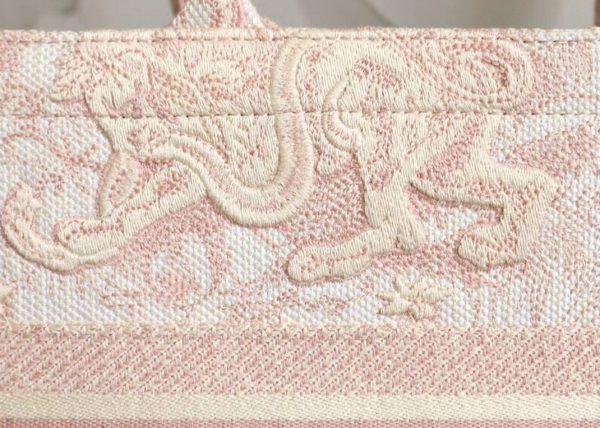 Réplique Sac Dior Book Tote Medium en broderie Toile de Jouy rose – Image 2