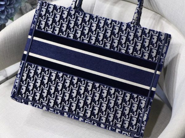 Contrefaçon Sac Dior Book Tote Medium en broderie Oblique en velours bleu – Image 9