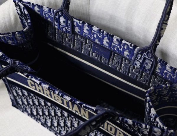 Contrefaçon Sac Dior Book Tote Medium en broderie Oblique en velours bleu – Image 8