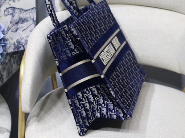 Contrefaçon Sac Dior Book Tote Medium en broderie Oblique en velours bleu – Image 4