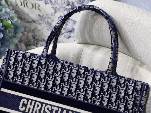 Contrefaçon Sac Dior Book Tote Medium en broderie Oblique en velours bleu – Image 3