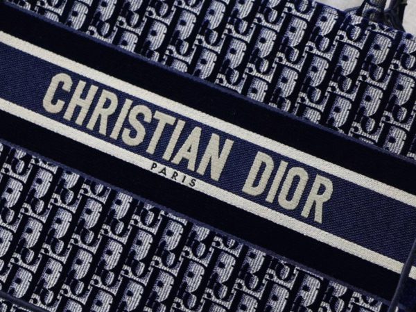 Contrefaçon Sac Dior Book Tote Medium en broderie Oblique en velours bleu – Image 2