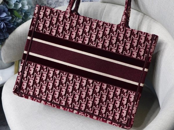 Réplique Sac Dior Book Tote Medium en broderie Oblique en velours bordeaux – Image 7
