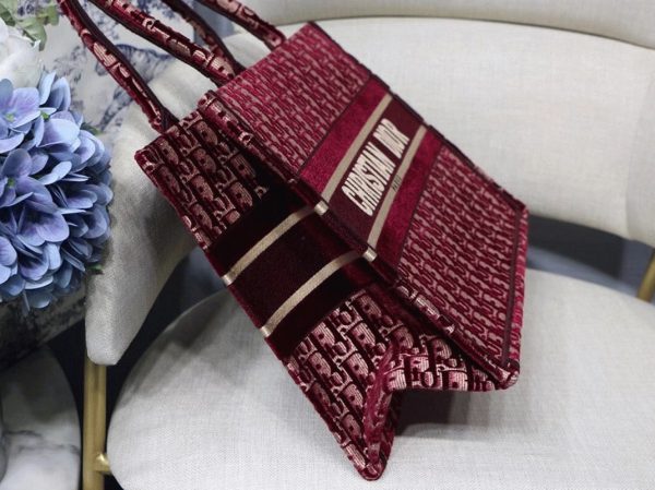 Réplique Sac Dior Book Tote Medium en broderie Oblique en velours bordeaux – Image 6