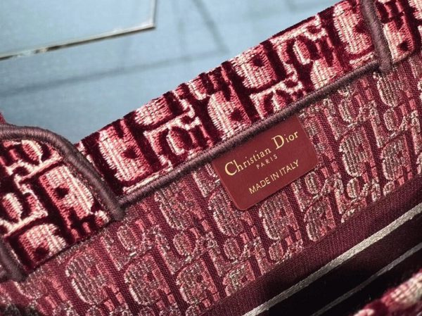 Réplique Sac Dior Book Tote Medium en broderie Oblique en velours bordeaux – Image 5