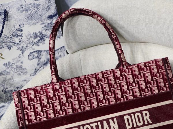Réplique Sac Dior Book Tote Medium en broderie Oblique en velours bordeaux – Image 4