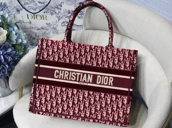 Réplique Sac Dior Book Tote Medium en broderie Oblique en velours bordeaux – Image 3
