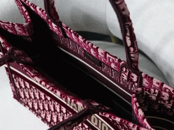 Réplique Sac Dior Book Tote Medium en broderie Oblique en velours bordeaux – Image 2