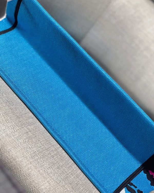 Fausse Sac Dior Book Tote Medium en broderie D-Jungle Pop bleue – Image 8