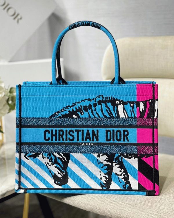 Fausse Sac Dior Book Tote Medium en broderie D-Jungle Pop bleue – Image 5