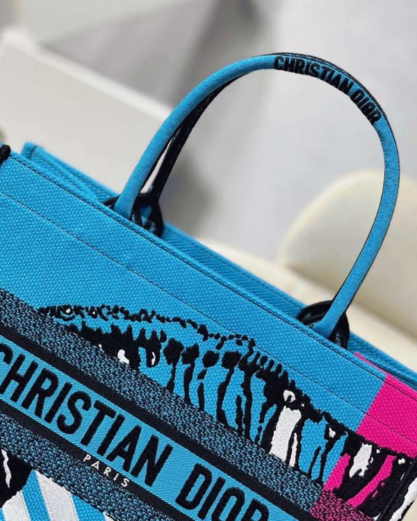 Fausse Sac Dior Book Tote Medium en broderie D-Jungle Pop bleue – Image 4