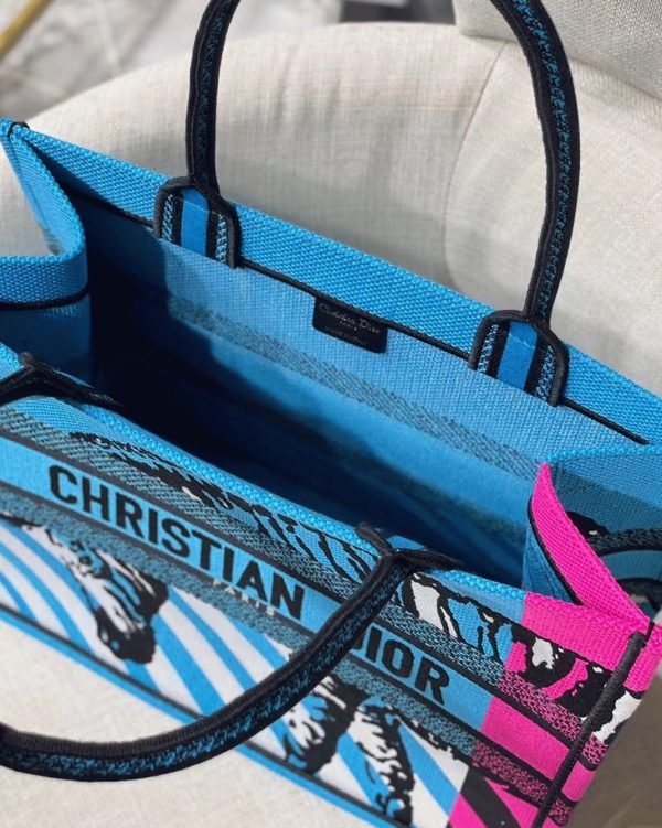 Fausse Sac Dior Book Tote Medium en broderie D-Jungle Pop bleue – Image 3