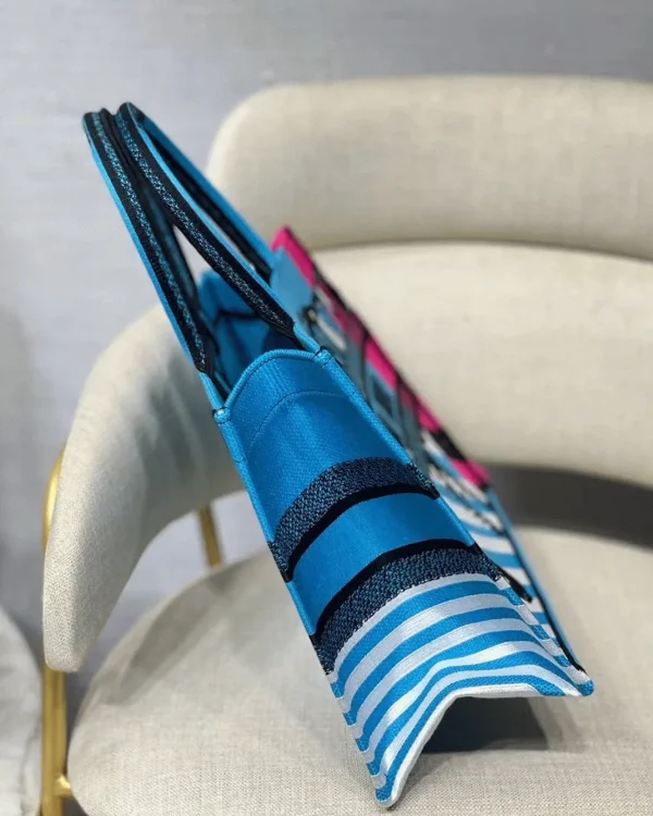 Fausse Sac Dior Book Tote Medium en broderie D-Jungle Pop bleue – Image 2