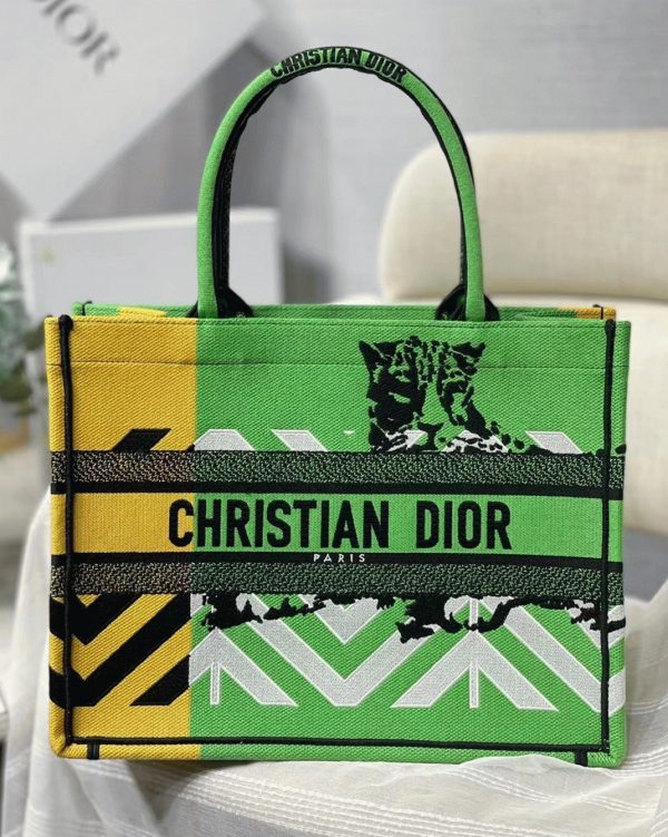Faux Sac Dior Book Tote Medium en broderie D-Jungle Pop verte – Image 7