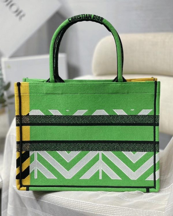 Faux Sac Dior Book Tote Medium en broderie D-Jungle Pop verte – Image 3