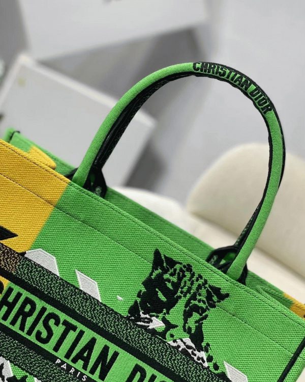 Faux Sac Dior Book Tote Medium en broderie D-Jungle Pop verte – Image 2