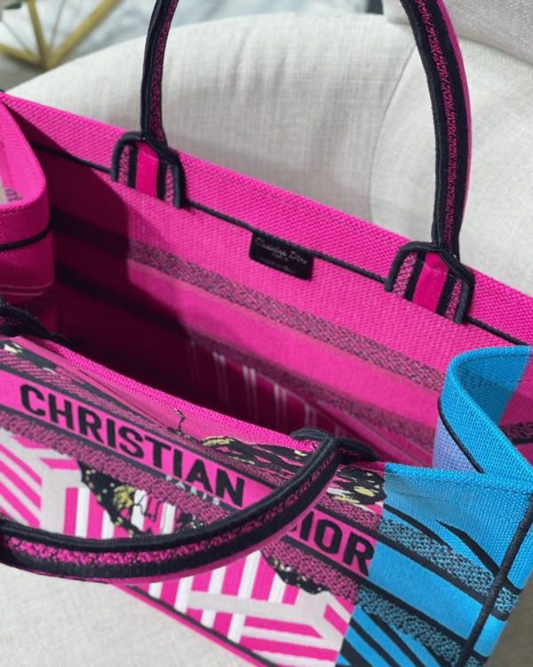 Fausse Sac Dior Book Tote Medium en broderie D-Jungle Pop rose – Image 9