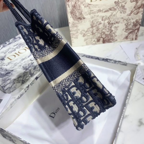 Fausse Mini Sac Dior Book Tote en broderie Oblique bleue – Image 5