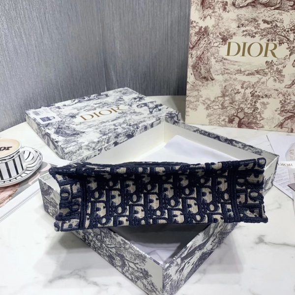 Fausse Mini Sac Dior Book Tote en broderie Oblique bleue – Image 4