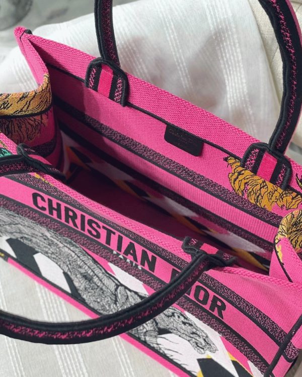 Réplique Sac Dior Book Tote Medium en broderie Zoom Pop Toile de Jouy – Image 8