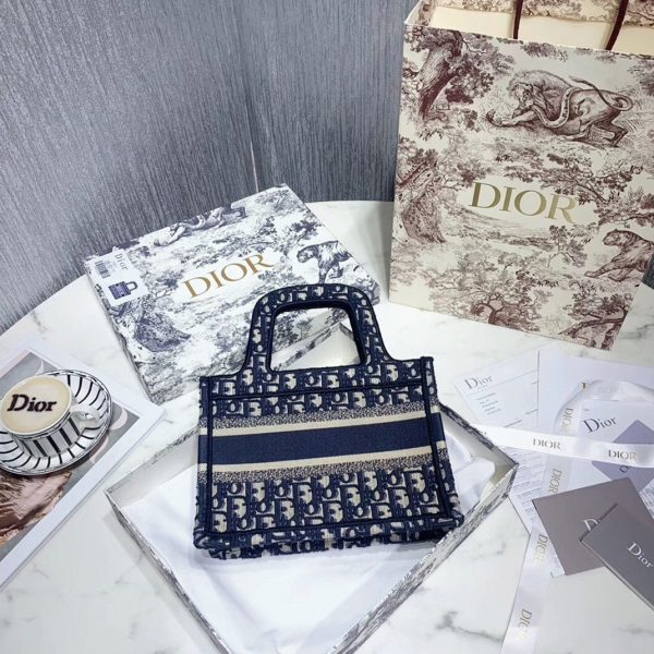 Fausse Mini Sac Dior Book Tote en broderie Oblique bleue – Image 3