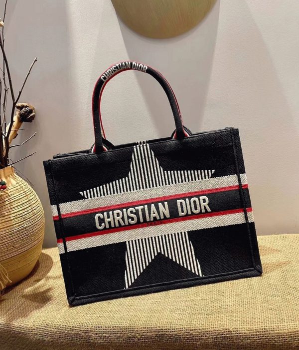 Réplique Sac Dior Book Tote Large en broderie DiorAlps bleu trois tons – Image 4