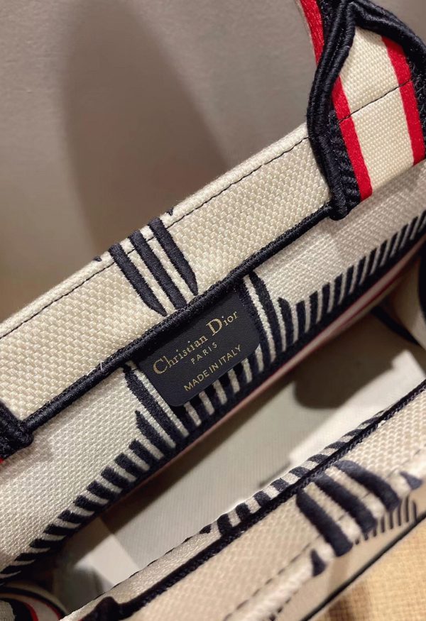 Fausse Sac Dior Book Tote Large en broderie DiorAlps blanc trois tons – Image 8
