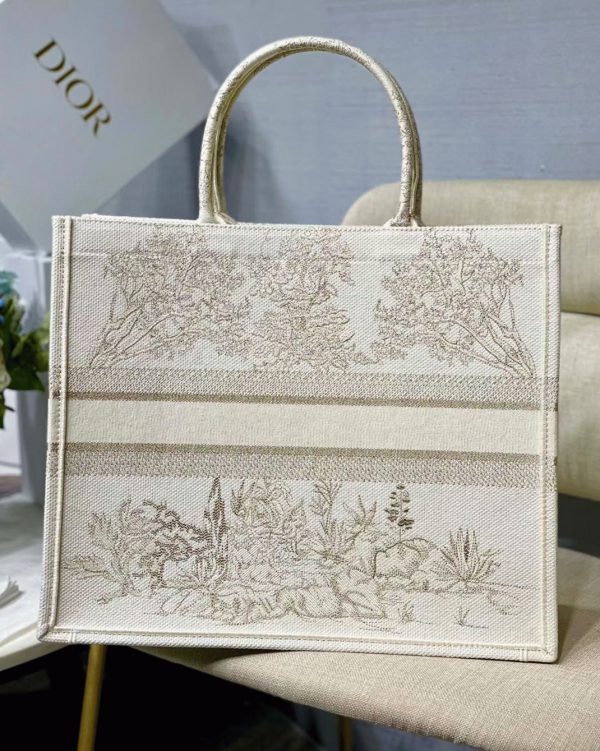 Réplique Sac Dior Book Tote Large en broderie Stella "Around the World" – Image 8
