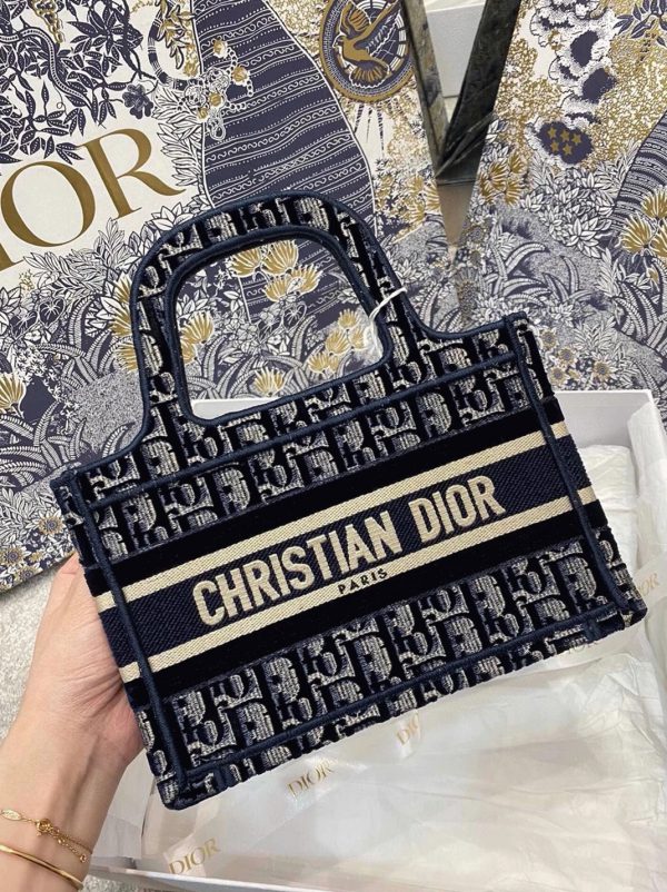 Imitation Mini Sac Dior Book Tote en velours bleu brodé Oblique – Image 8
