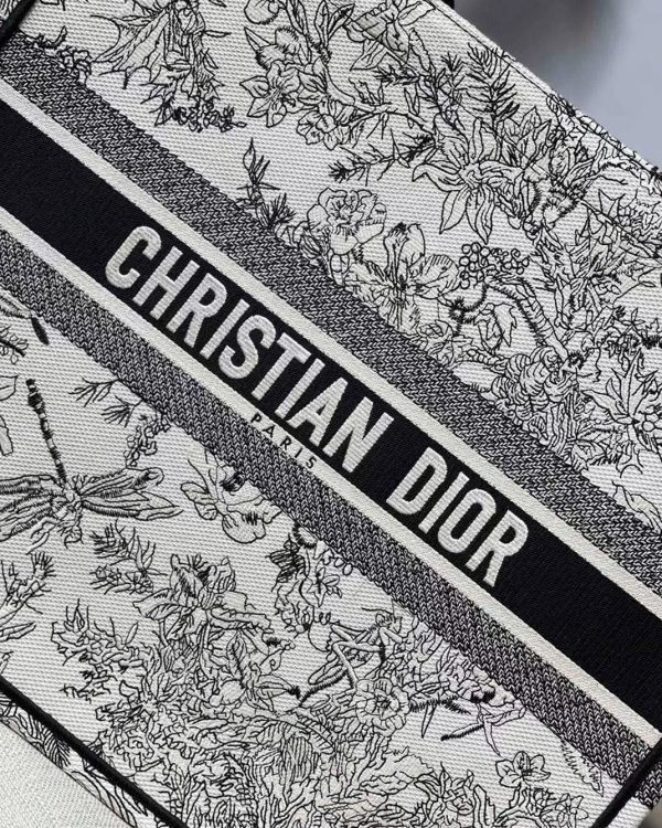 Réplique Sac Dior Book Tote Large en broderie Fleurs Toile de Jouy bleue – Image 7