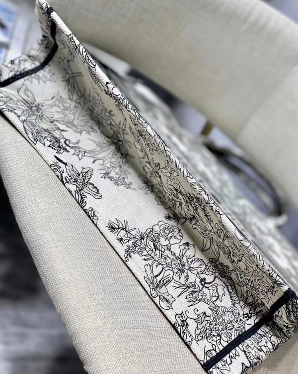 Réplique Sac Dior Book Tote Large en broderie Fleurs Toile de Jouy bleue – Image 4