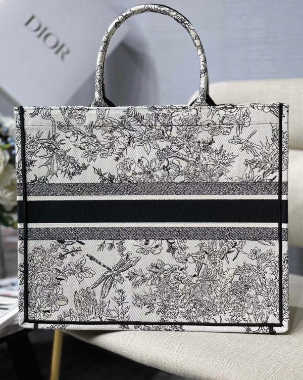 Réplique Sac Dior Book Tote Large en broderie Fleurs Toile de Jouy bleue – Image 3