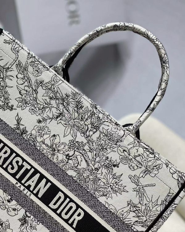 Réplique Sac Dior Book Tote Large en broderie Fleurs Toile de Jouy bleue – Image 2