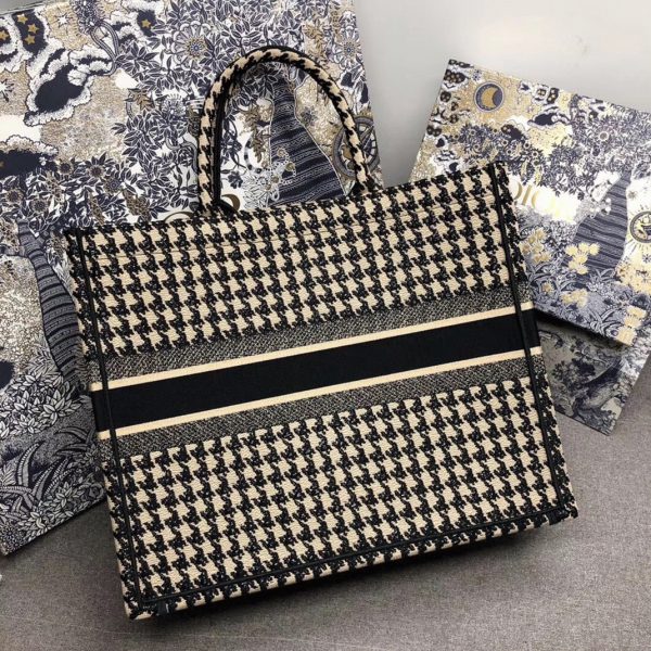 Réplique Sac Dior Book Tote Large en toile Pied-de-poule beige brodée – Image 6